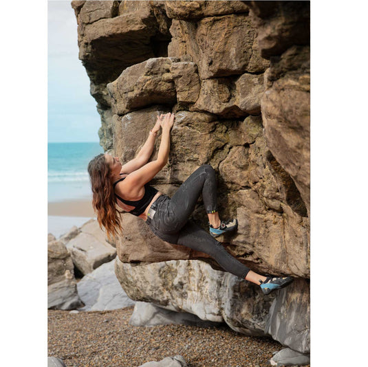 Marple Jean 30REG Mid-Black - worn by model climbing boulder