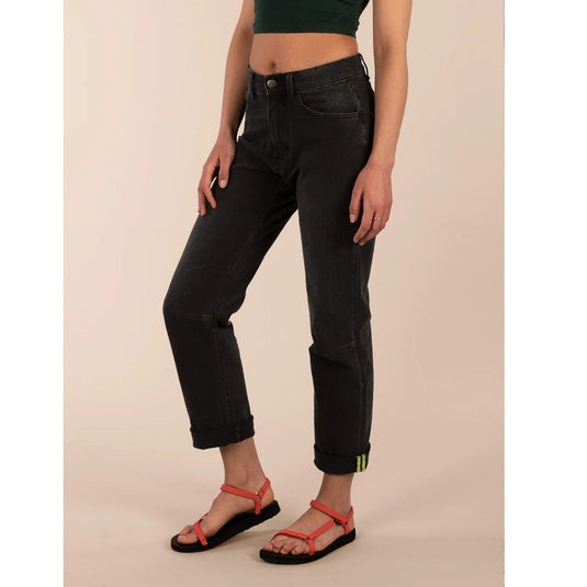 3rd Rock Mars Jeans Mid Dark Black worn by model