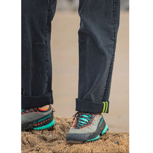 3rd Rock Mars Jeans Mid Dark Black - worn by model outside - close up of pant leg