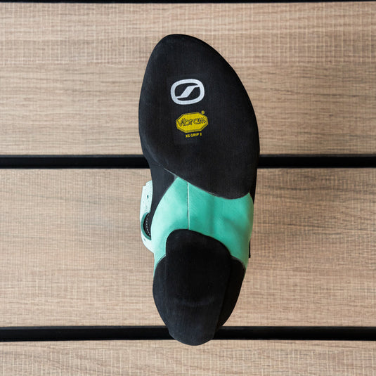 The sole of a climbing shoe, Scarpa Instinct VS WMN, showing Vibram rubber logo.