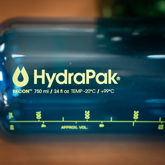 close up of HydraPak Recon 750ml water bottle displaying measurements in ml and oz. Temperature range is also displayed on bottle -20°C / +99°C