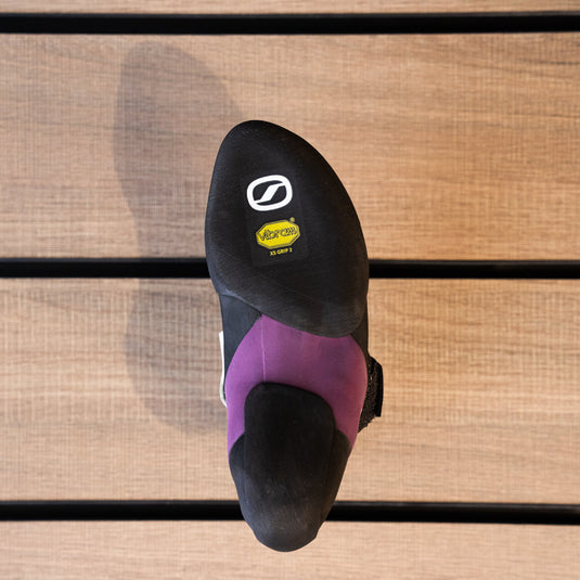 The sole of a climbing shoe, Scarpa Instinct VSR LV, showing Vibram rubber logo and split sole