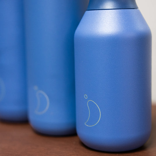 Close up of Chillys logo on 350ml blue bottle