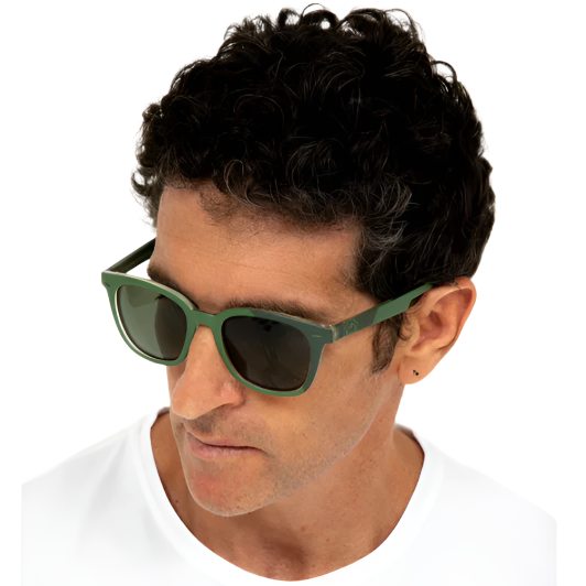 Man wearing Claude - E9 Sunglasses Dust