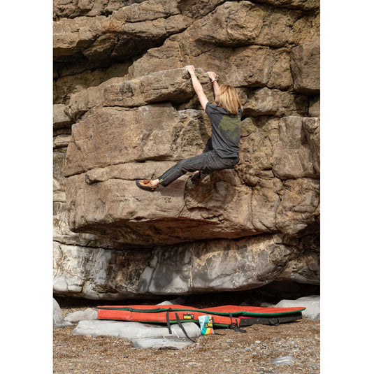 3rd Rock Mars Jeans Mid Dark Black worn by climber bouldering on rock