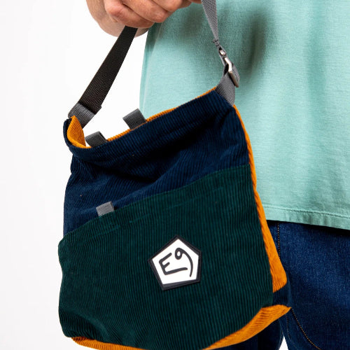 Edelrid Gulp-VS Chalk Bucket in Sand held by model