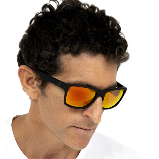 Man wearing E9 Jan Sunglasses in black